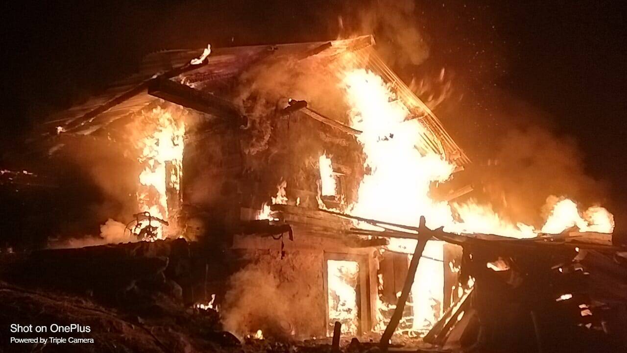 मोरी के गुराड़ी गांव में अग्निकांड, तीन परिवार बेघर, 14 मवेशियों की मौत