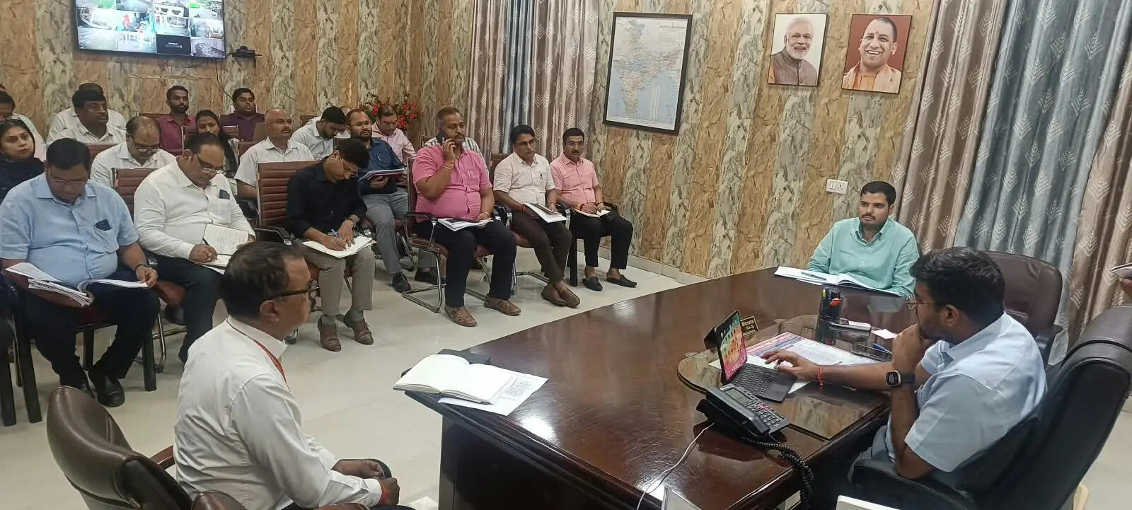 सेवा संकल्प अभियान की तैयारियों की डीएम ने की समीक्षा