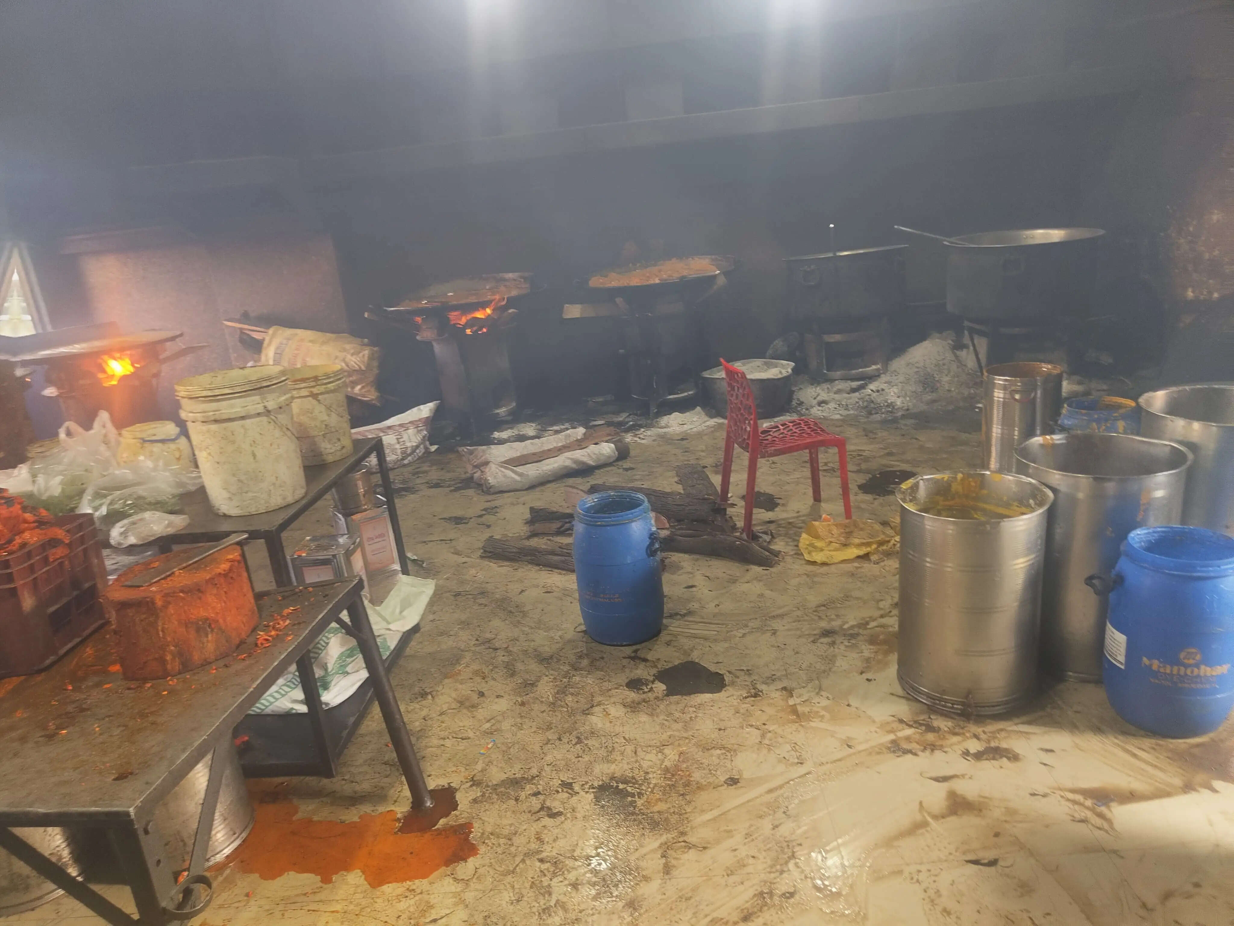 गंदगी के बीच बन रहा था खाना: खाद्य सुरक्षा टीम ने होटल पर मारा छापा