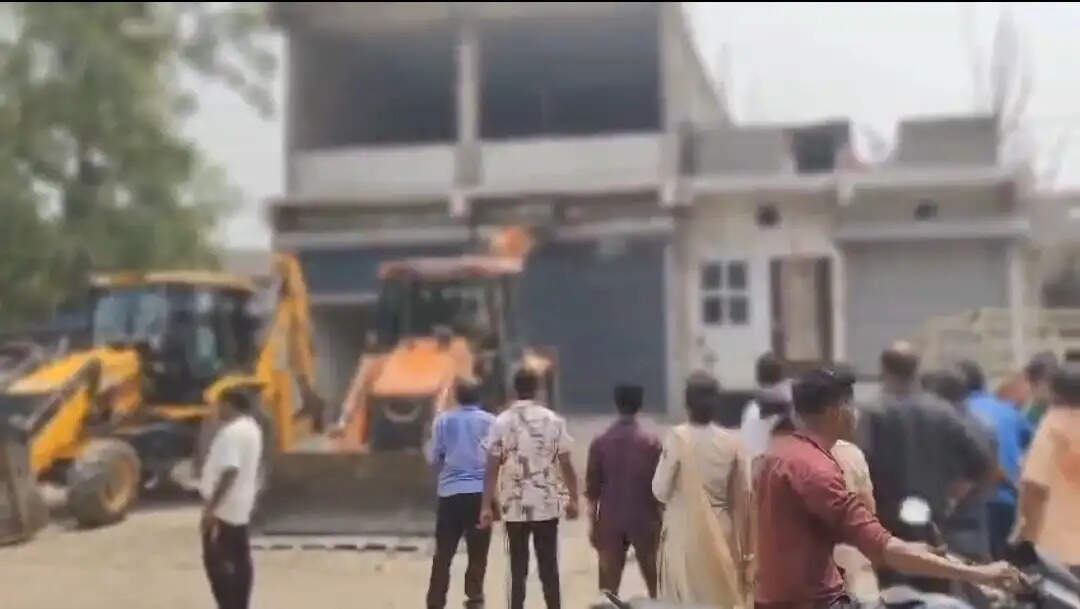 कोरबा : भाजपा नेता पर जानलेवा हमले के आरोपित रज्जाक अली के कथित अवैध निर्माण पर चला बुलडोजर
