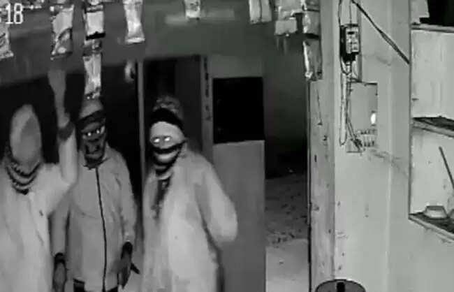 रेवाड़ीः चोरों ने सात दुकानों और दो मंदिरों को बनाया निशाना, वारदात सीसीटीवी में कैद