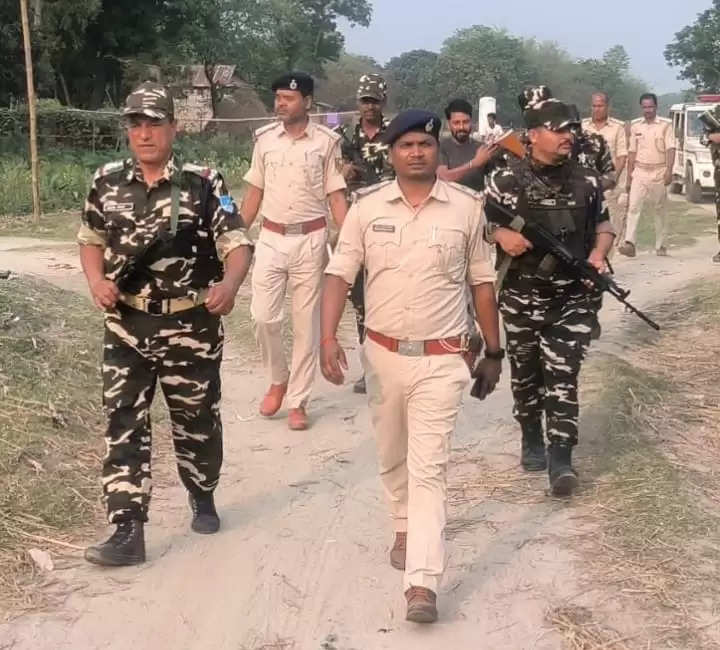 सिकटी थाना पुलिस और एसएसबी जवानों का भारत नेपाल सीमा पर संयुक्त फ्लैग मार्च