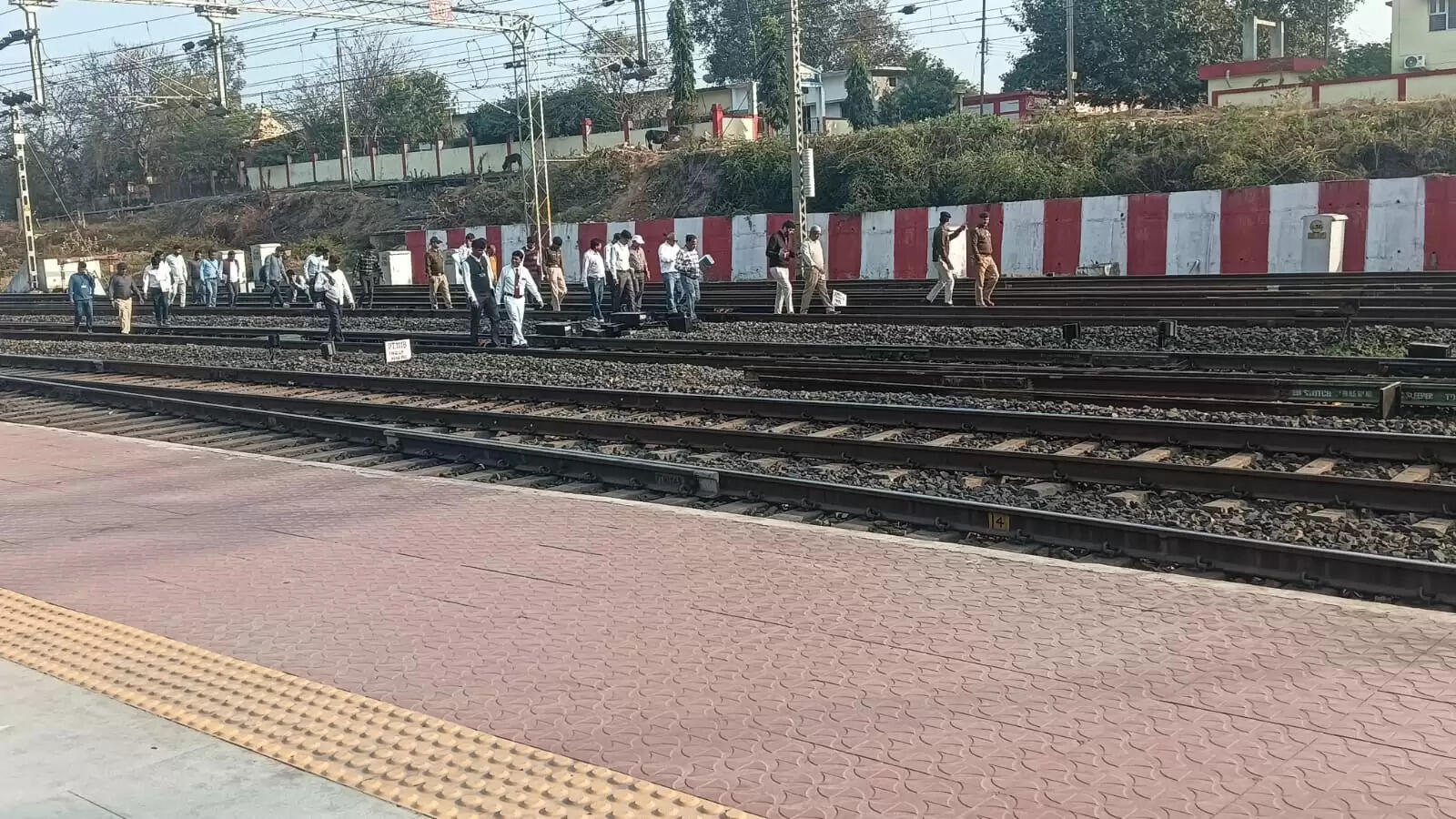 अनूपपुर: गंदगी एवं कचरे के ढेर देख डीआरएम ने अधिकारियों को लगाई फटकार,जल्द सुधार के दिए निर्देश