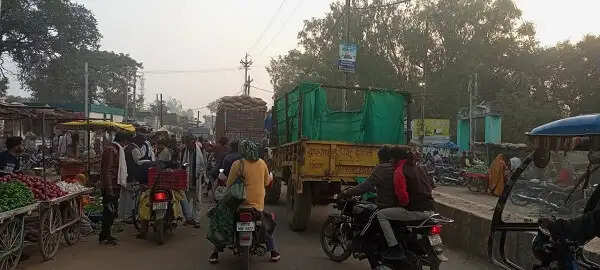 दतियाः भांडेर में हाईवे किनारे सब्जी मंडी से जाम की समस्या, दिनभर रेंगता रहता है ट्रैफिक