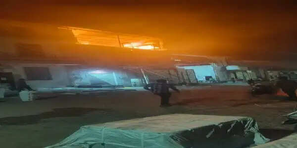 रात सवा नौ बजे लगी आग, सुबह सात बजे आई काबू में : दो फायरमैन झुलसे