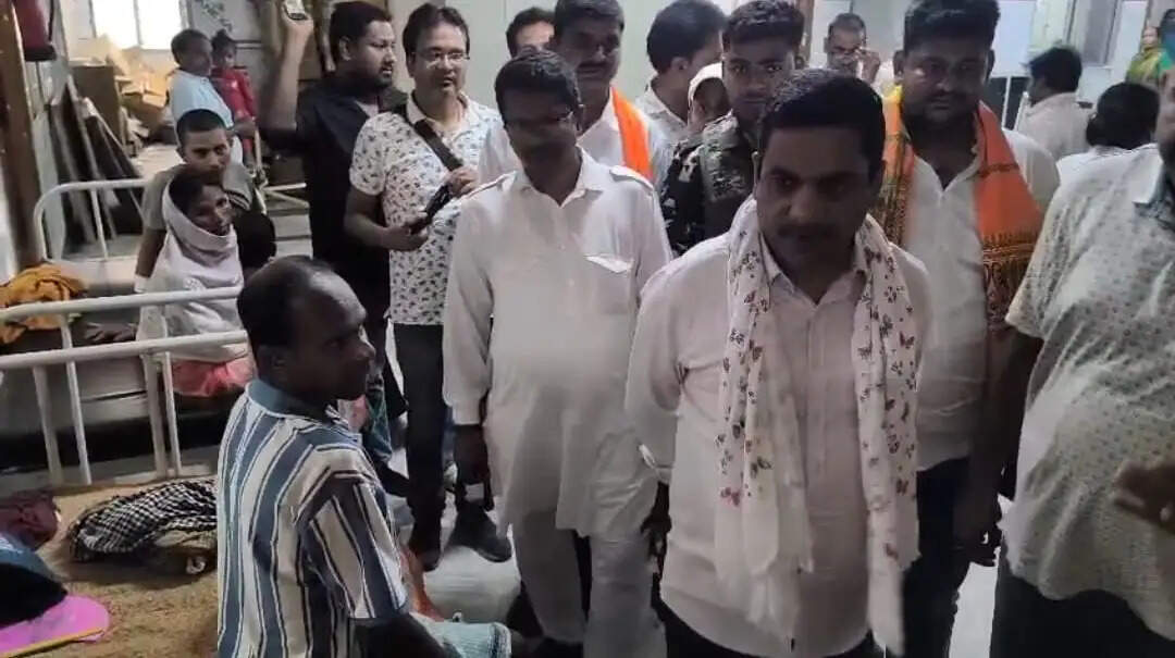 पूर्व मंत्री ने फूलो-झानो मेडिकल कॉलेज अस्पताल का किया निरीक्षण