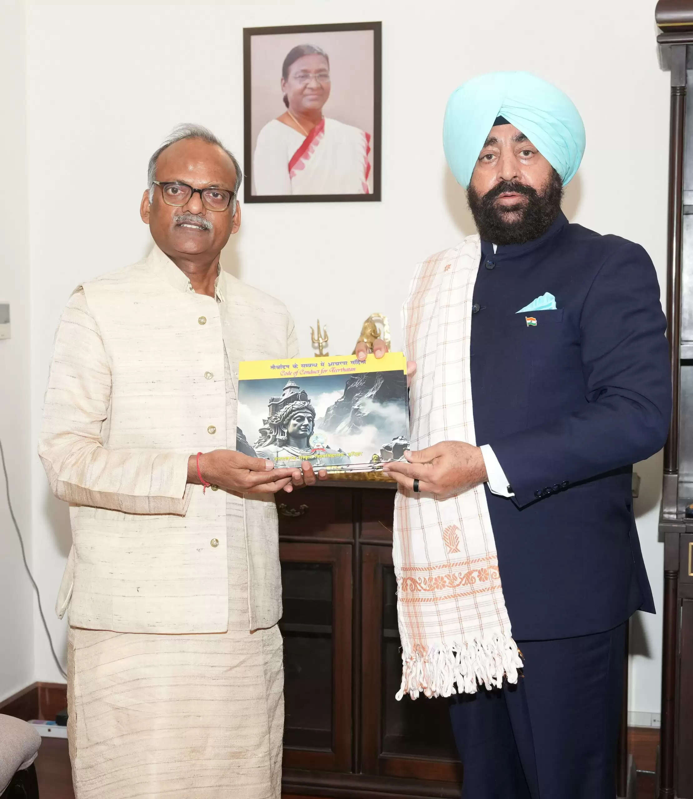 राज्यपाल से उत्तराखण्ड संस्कृत विवि के कुलपति ने की मुलाकात