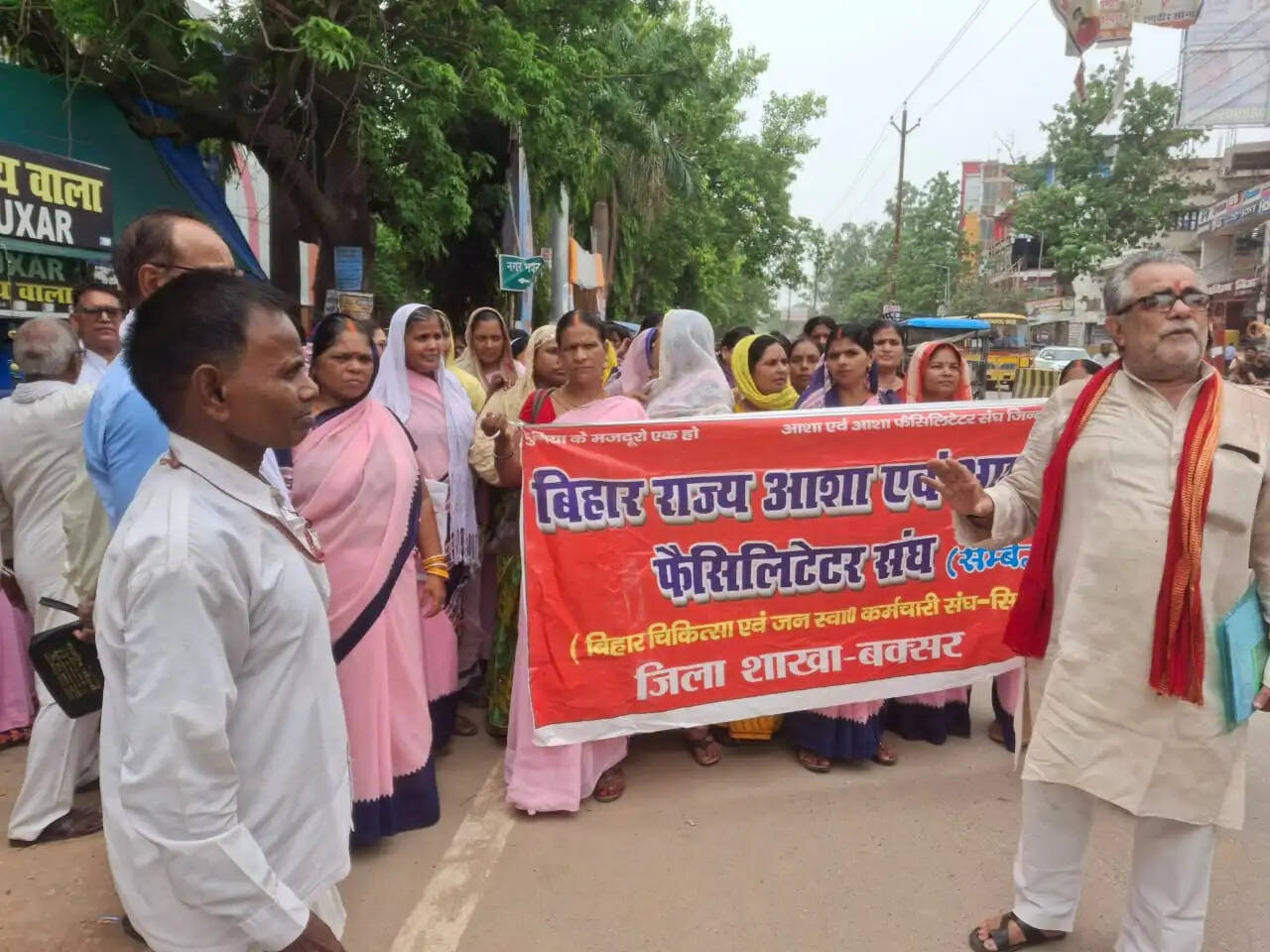 मानदेय व सामाजिक सुरक्षा की मांग को लेकर आशा-फैसिलिटेटरों का डीएम कार्यालय पर प्रदर्शन