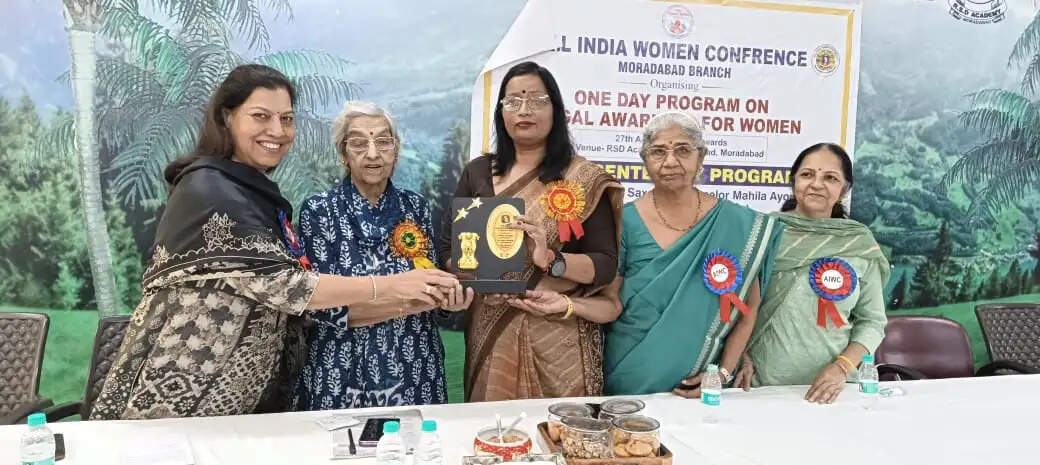 ऑल इंडिया वूमेन कांफ्रेंस ने छात्राओं को कानूनी गतिविधियों से कराया रूबरू
