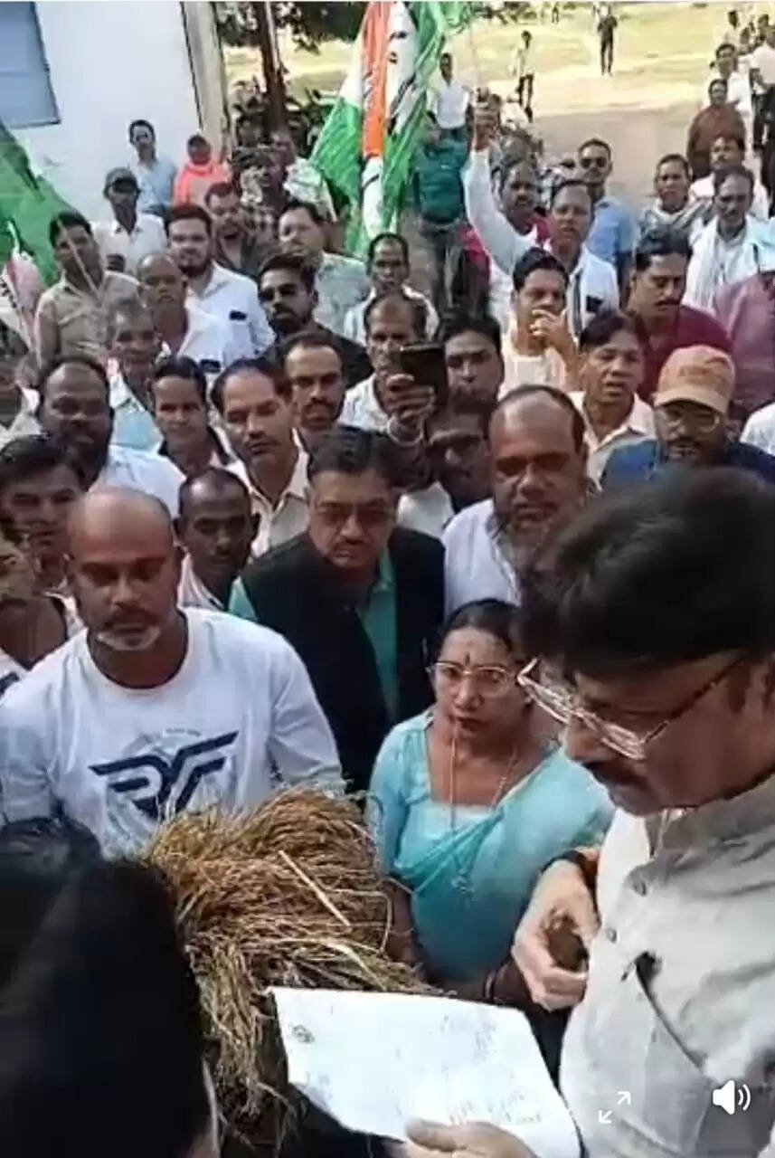 अनूपपुर: किसानों की चौपट फसल लेकर पूर्व विधायक पहुंचे तहसील, शीध्र मुआवजा की मांग