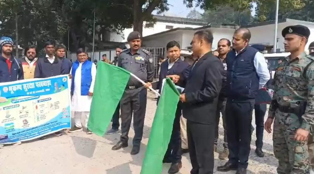 भूकंप जागरूकता रथ रवाना, जिलाधिकारी ने दिखायी हरी झंडी