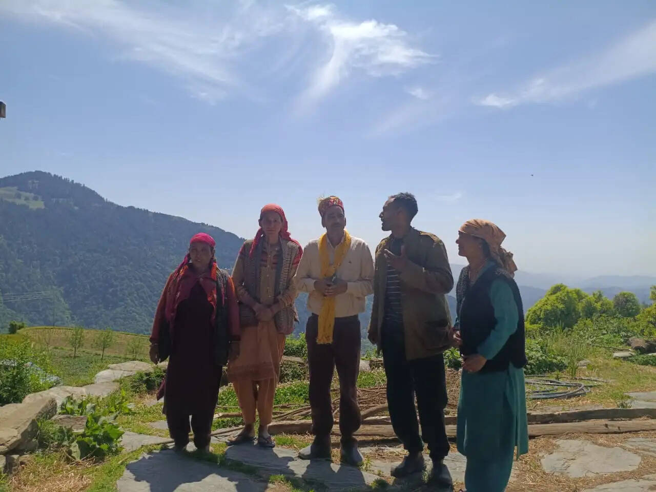 चुनावी दौर: देवता के आर्शीवाद के बाद शुरू किया चुनावी अभियान