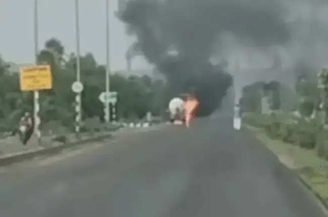 मप्र के गुना में एलपीजी से भरे टैंकर में लगी भीषण आग, कड़ी मशक्कत के बाद पाया काबू