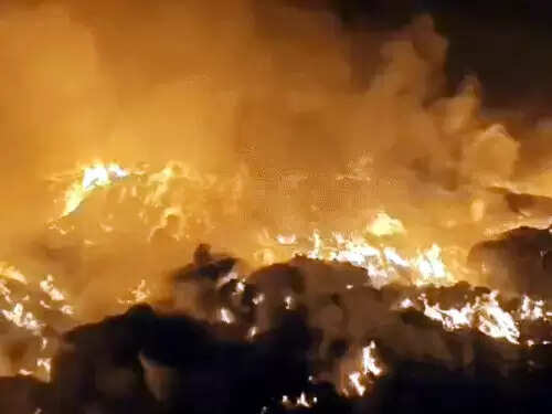 फरीदाबाद : कबाड़ी मार्केट के गोदामों में लगी आग, लाखों का नुकसान