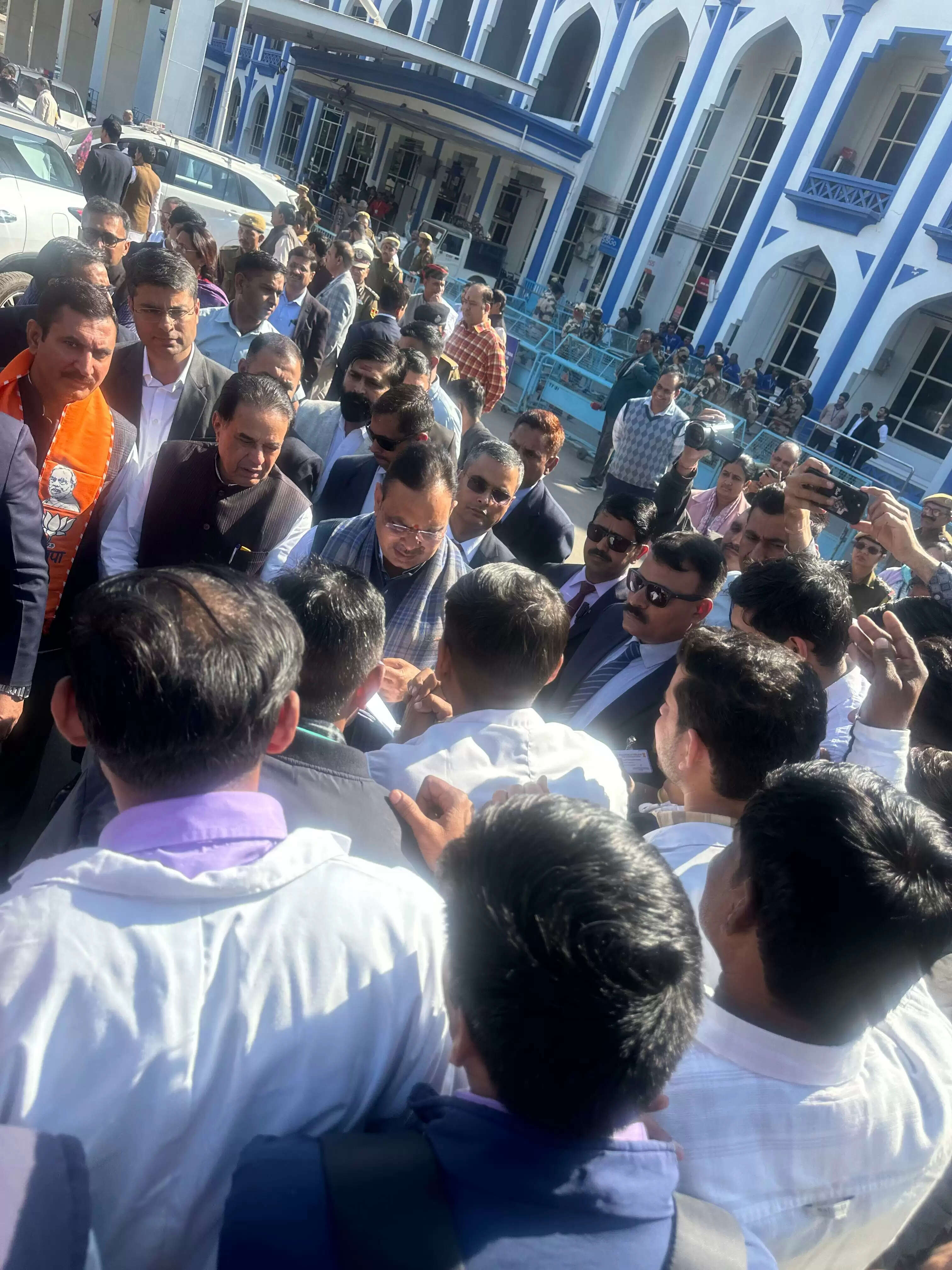 मुख्यमंत्री के जोधपुर पहुंचने पर स्वागत में उमड़े कार्यकर्ता, कई लोगों ने सौंपे ज्ञापन