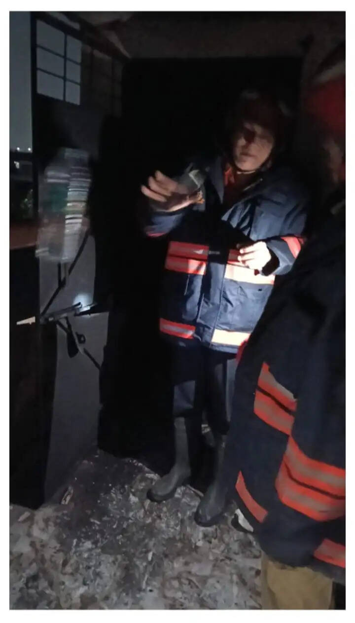 दिल्ली के चांद बाग में बहुमंजिला मकान में लगी आग, चार लोगों ने लगाई छलांग