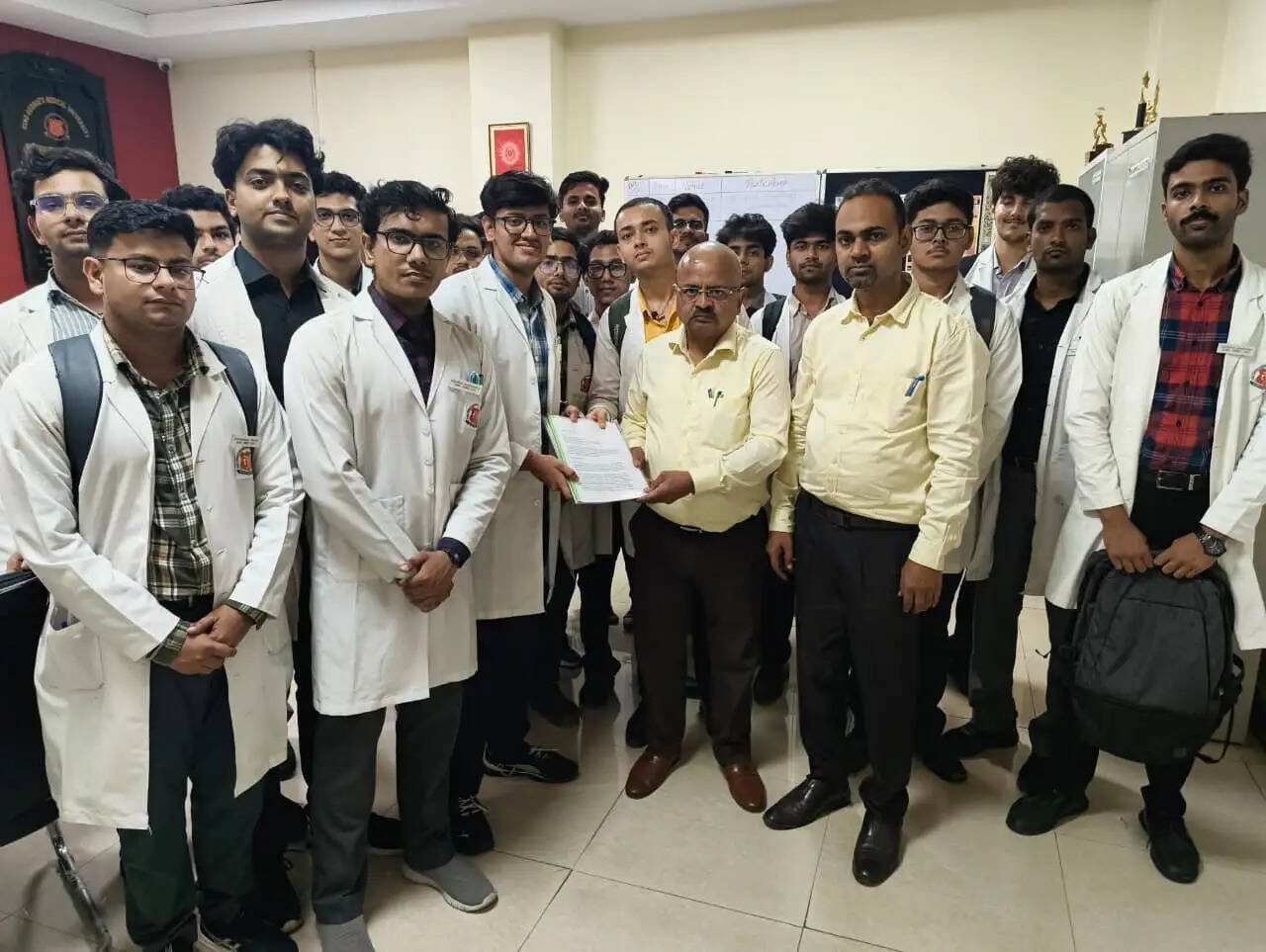 केजीएमयू के एमबीबीएस विद्यार्थियों ने भत्ता बढ़ाने की मांग को लेकर प्रदर्शन किया
