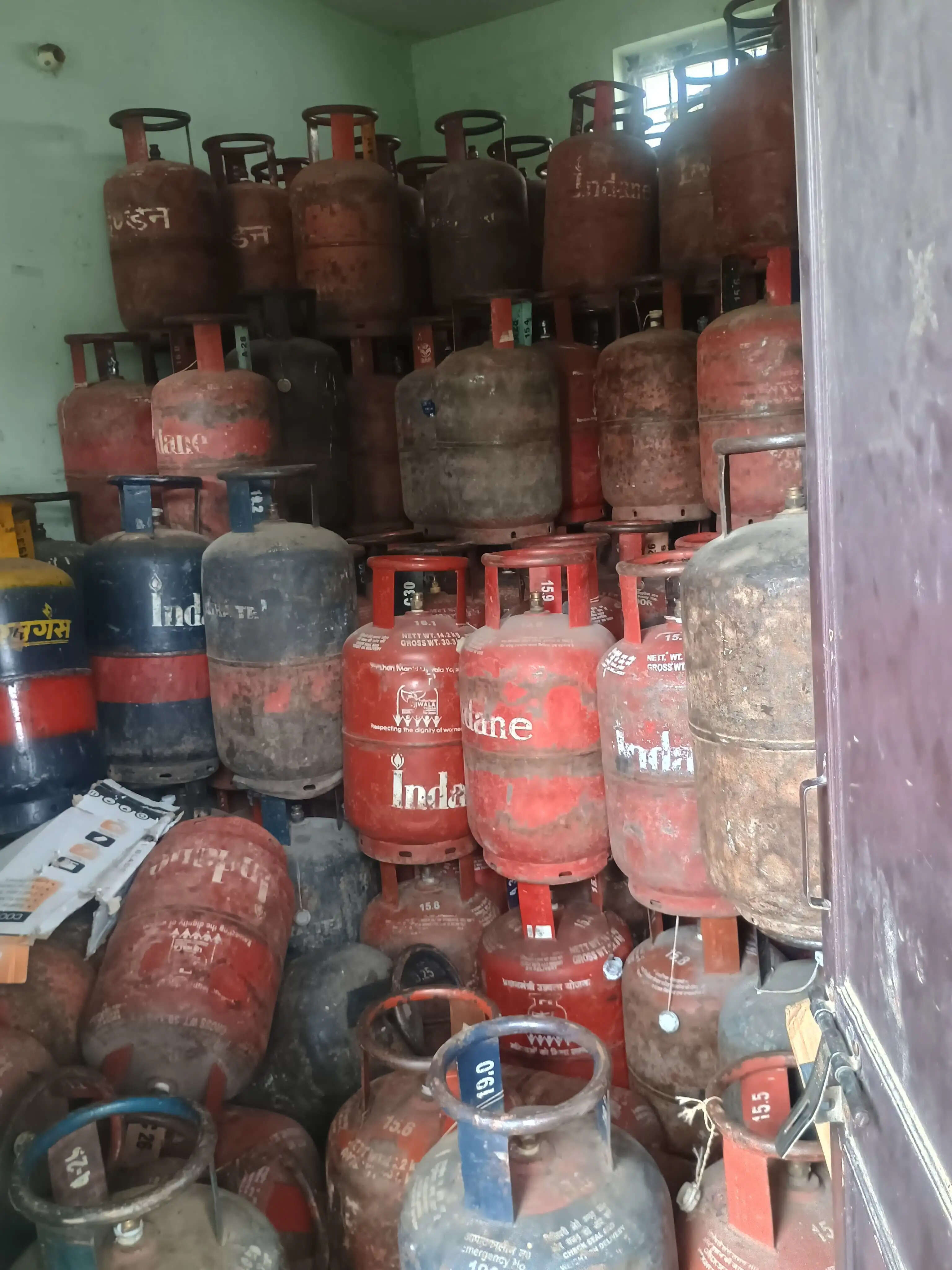 अवैध गैस कारोबार पर जिला प्रशासन का शिकंजा: 302 सिलेंडर और दो पिकअप जब्त
