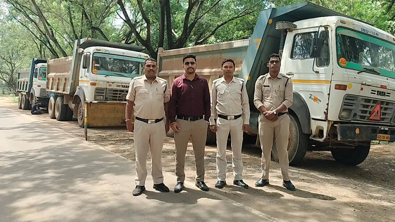 सूरजपुर : अवैध रेत परिवहन पर खनिज विभाग की बड़ी कार्रवाई, 56 घन मीटर रेत से भरे चार हाईवा जब्त