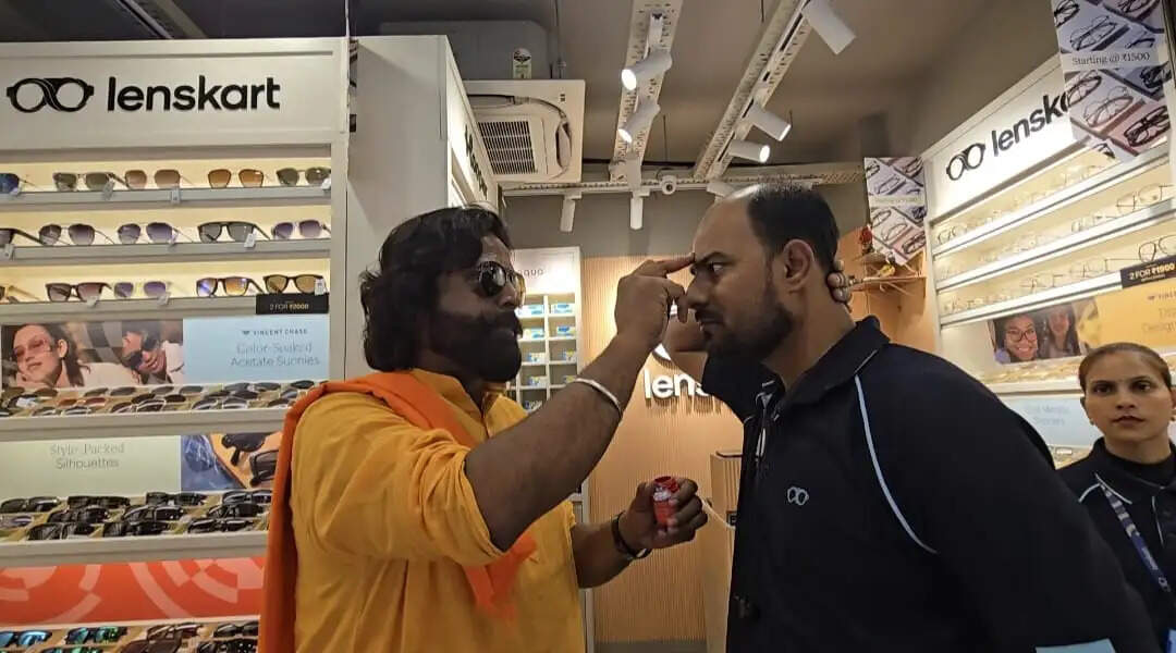 पूर्णिया लेंसकार्ट शोरूम में श्री राम सेवा संघ ने कर्मियों को तिलक लगाया