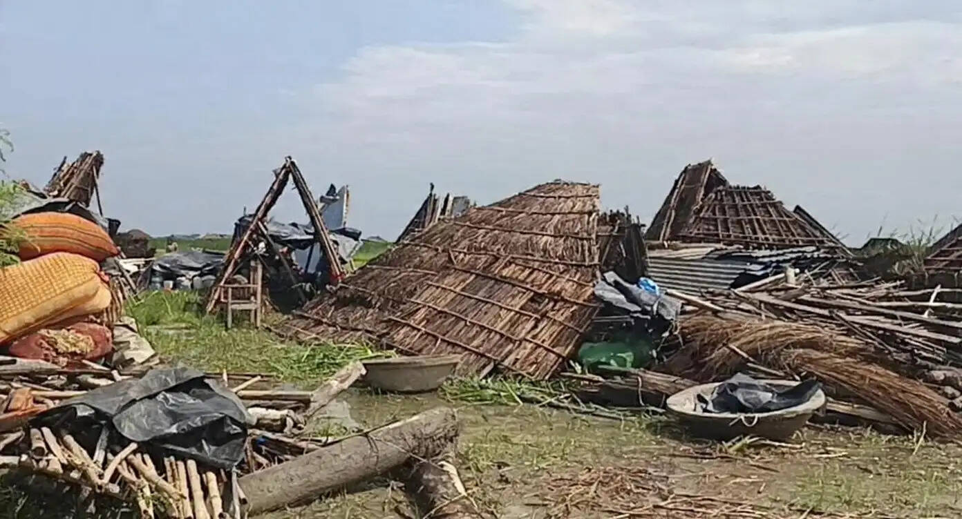 कोसी के घटते जलस्तर के साथ बढ़ा कटाव का खतरा, घर उजाड़ने को मजबूर ग्रामीण