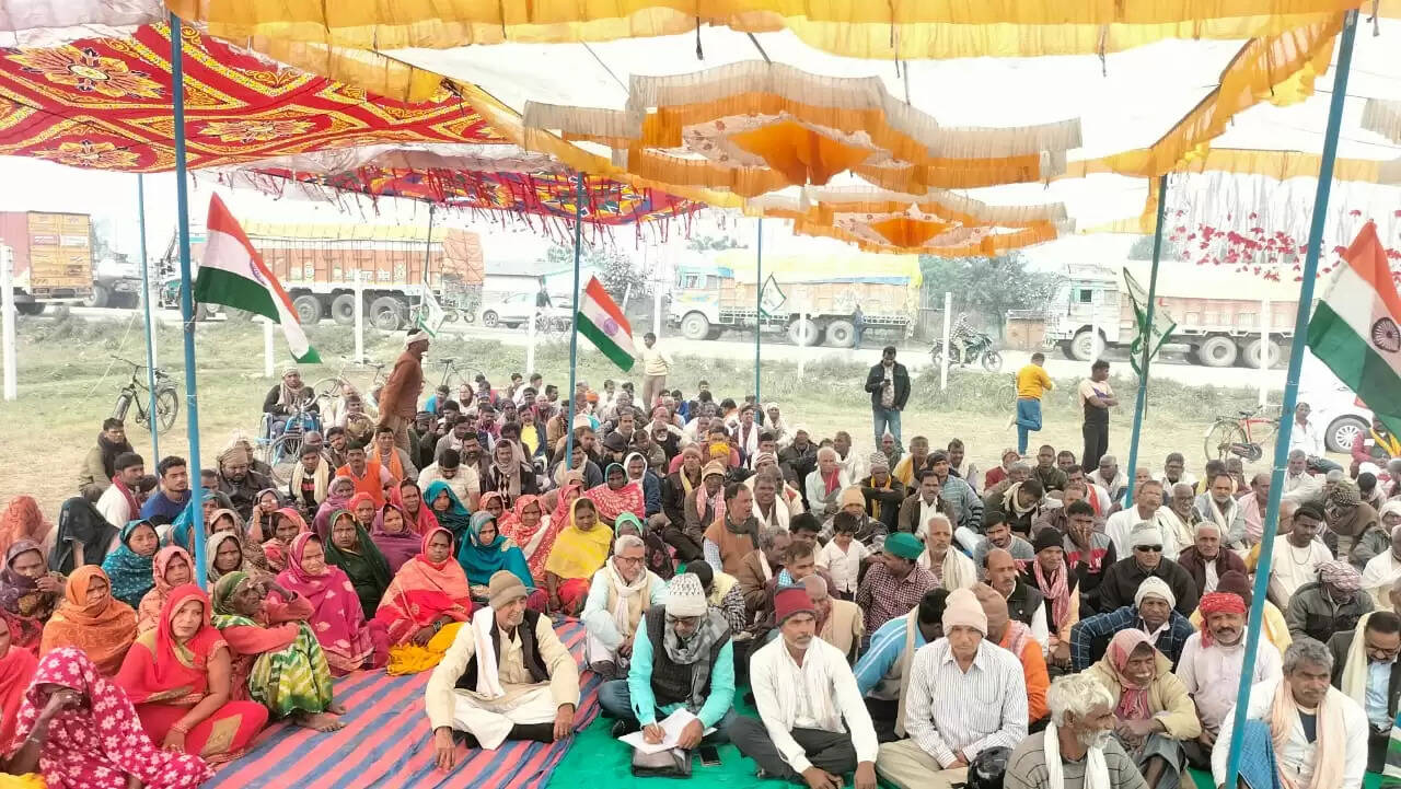 थर्मल परियोजना के खिलाफ किसानों व बेरोजगार युवकों का धरना