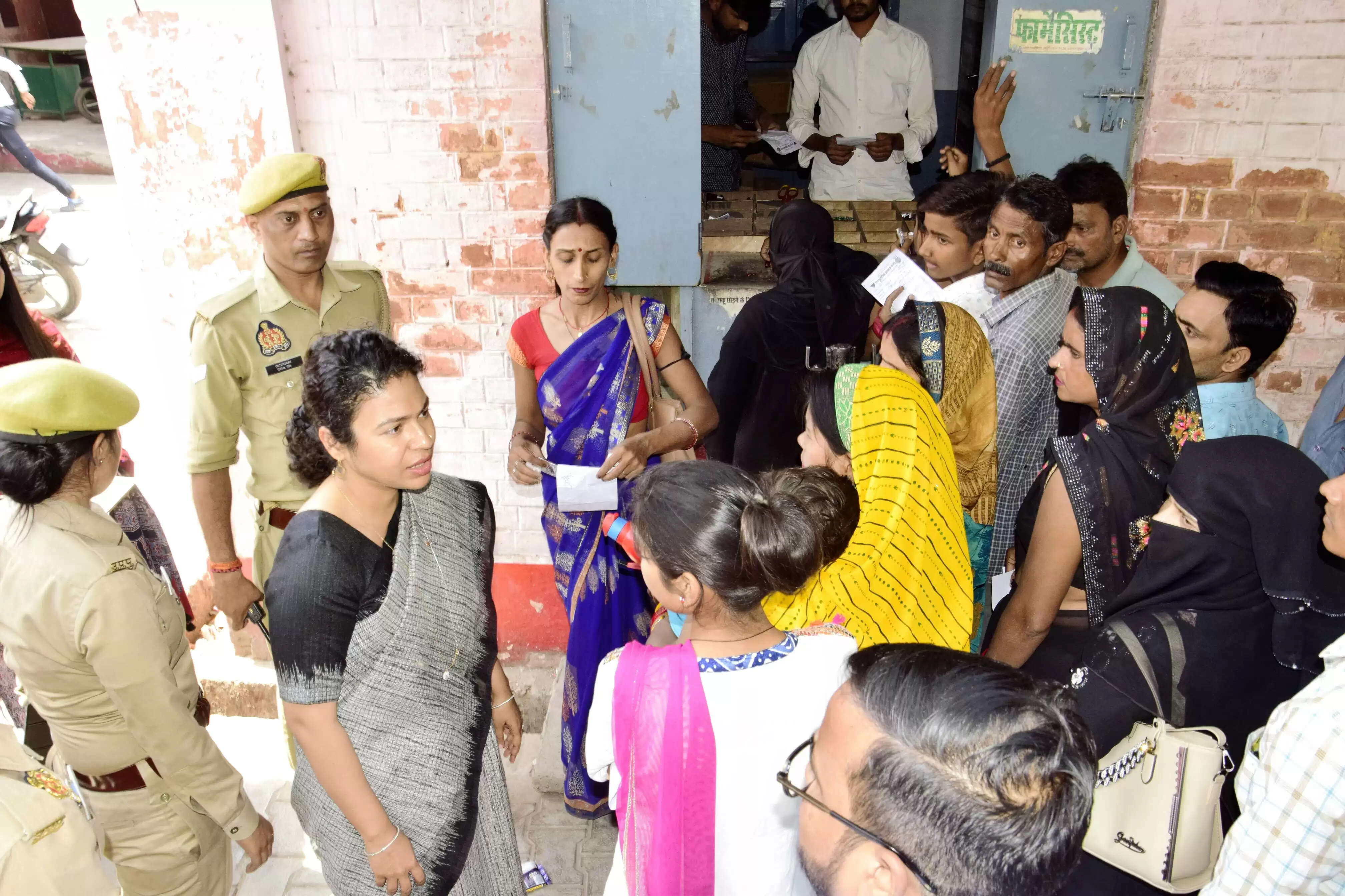 डीएम ने सीएचसी कुंभी का किया औचक निरीक्षण, अव्यवस्थाओं पर जताई नाराजगी, सुधार के दिए सख्त निर्देश