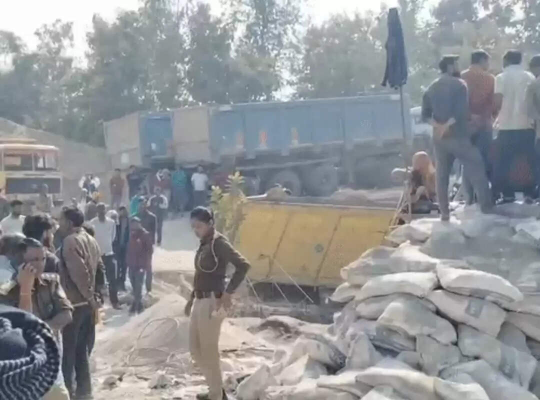 सीमेंट मिक्सर में गिरने से मजदूर की दर्दनाक मौत