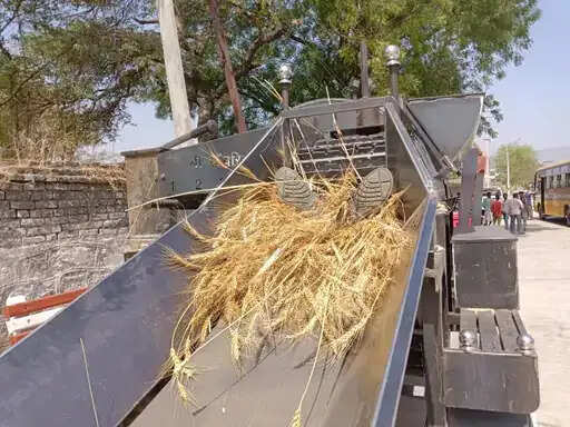 गेहूं निकालते समय थ्रेसर में फंसा युवक, मौत