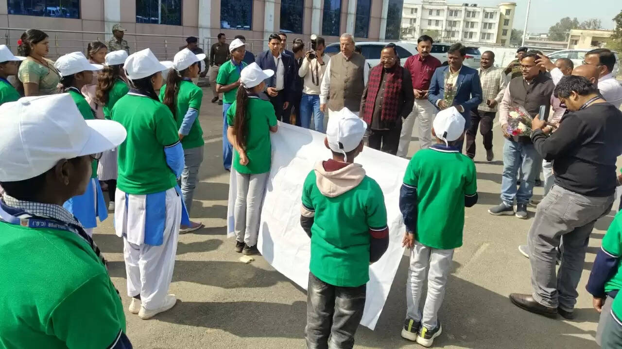 सूरजपुर: मंत्री रामविचार नेताम ने विद्यार्थियों की शैक्षणिक भ्रमण बस को हरी झंडी दिखाकर किया रवाना