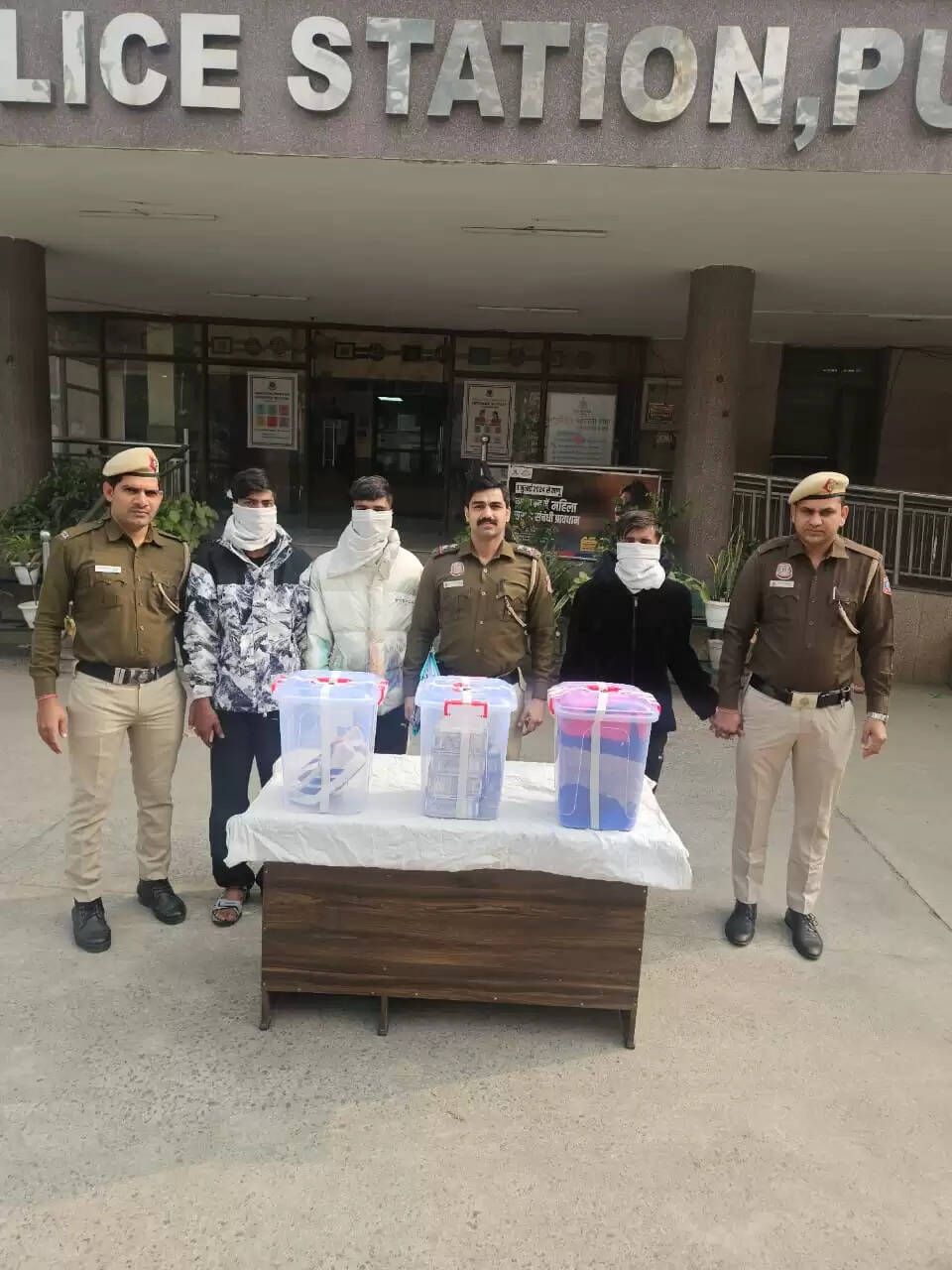 नौकर ने ही उड़ाए 40 लाख रुपये, तीन गिरफ्तार