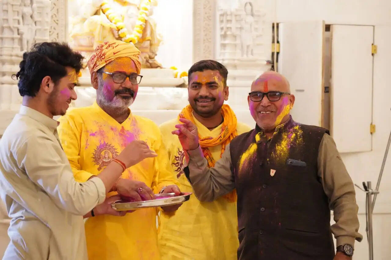 राम मंदिर में रंगभरी एकादशी पर उड़ा अबीर-गुलाल