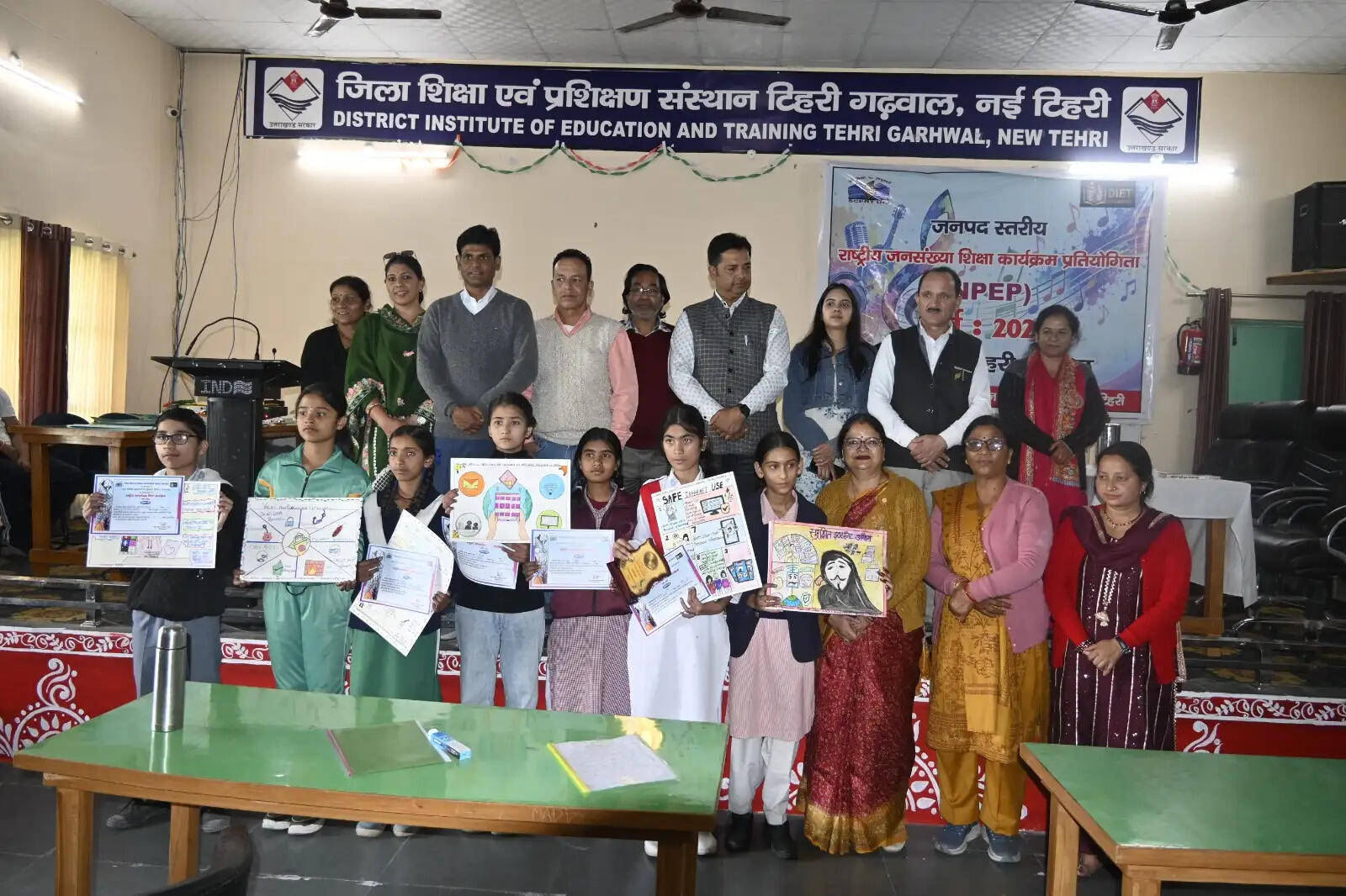 लोक नृत्य में जीआईसी नैनबाग व पोस्टर में जीजीआईसी घनसाली विजेता