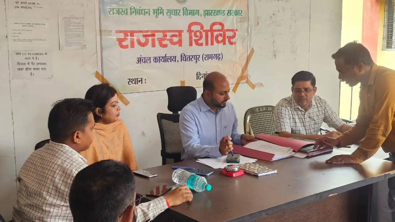 चितरपुर प्रखण्ड कार्यालय में अव्यवस्था पर उपायुक्त ने की कार्रवाई, अधिकारियों-कर्मचारियों के वेतन पर रोक लगाई
