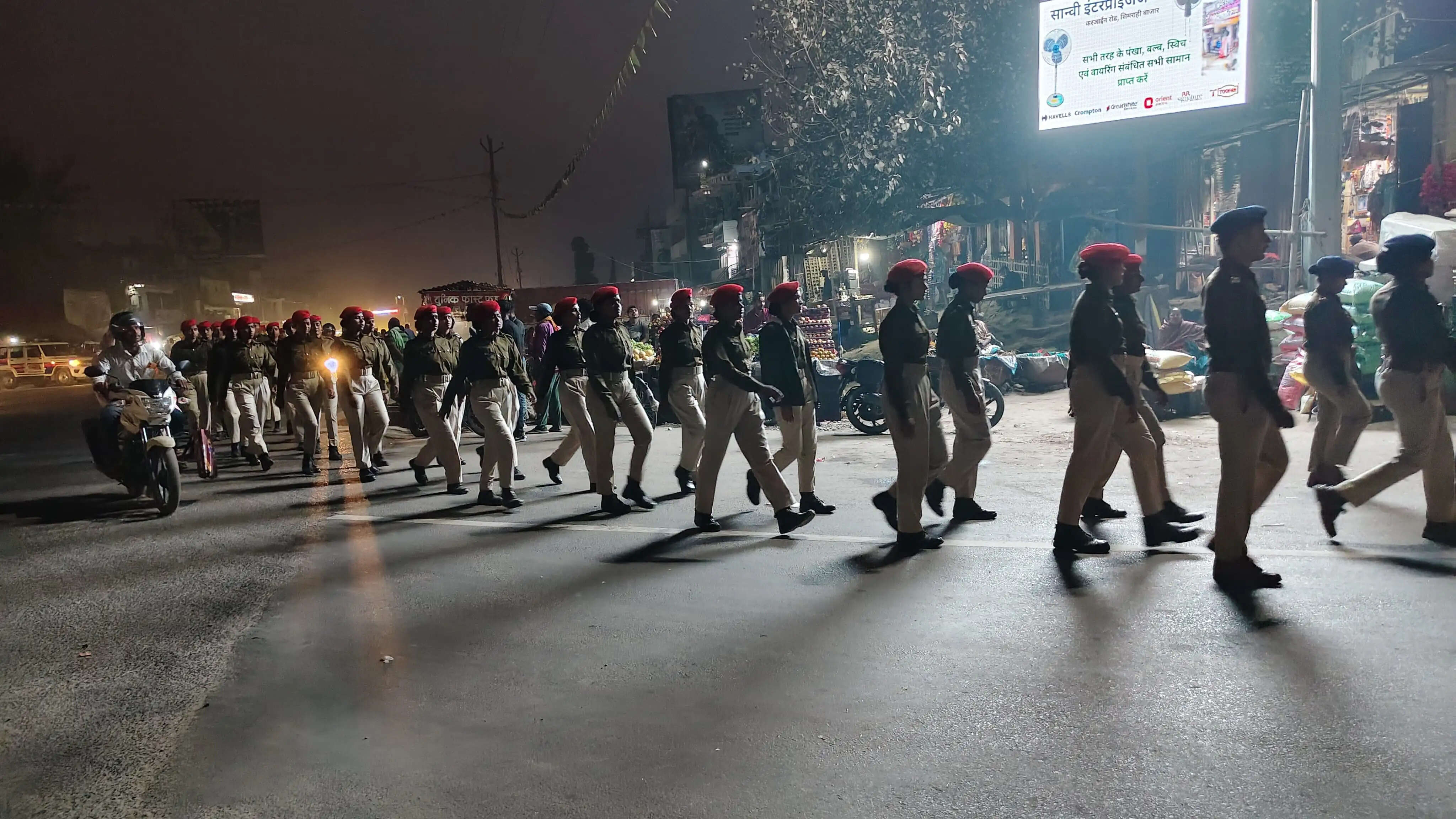 होली पर्व को लेकर राघोपुर पुलिस का फ्लैग मार्च, शांति बनाए रखने की अपील