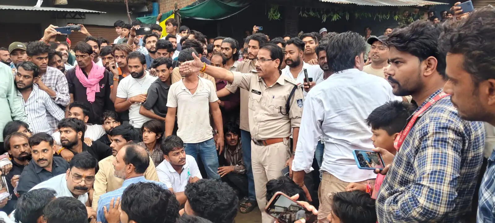 अशोकनगर: बालाजी मंदिर में प्रतिमा पर कुल्हाड़ी से हमला, 4 घंटे तक चक्काजाम
