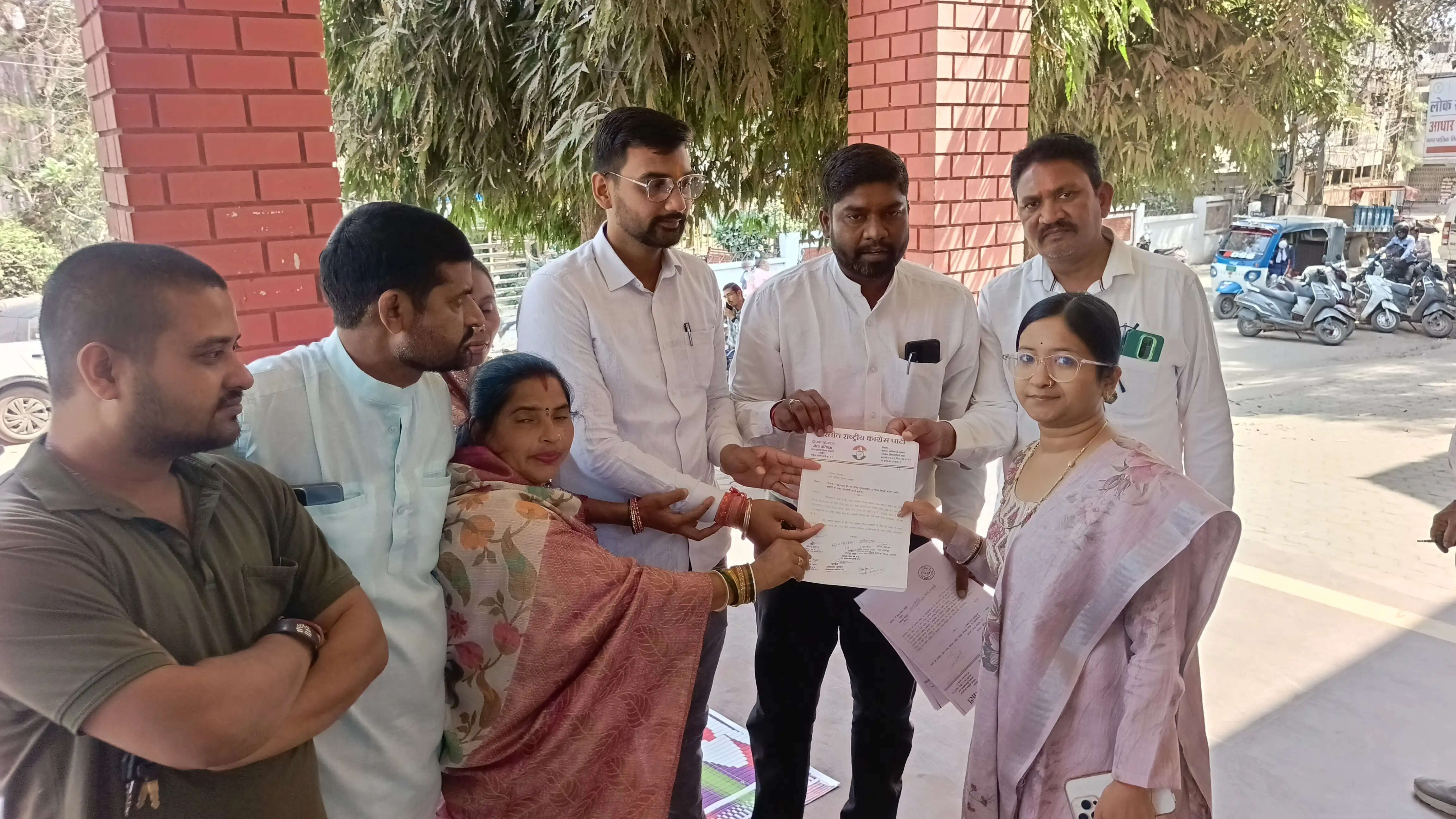 नगर निगम धमतरी में बेलिंग मशीन खरीद पर बवाल, कांग्रेस पार्षदों का धरना