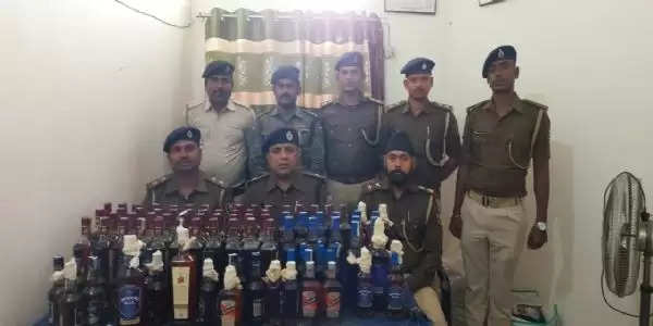 पुलिस ने एक महिला को भारी मात्रा में विदेशी शराब के साथ किया गिरफ्तार