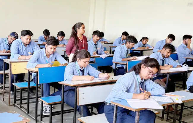 सोनीपत: फार्मेसी की परीक्षा में आठ कॉलेजों के 300 से अधिक विद्यार्थी आए