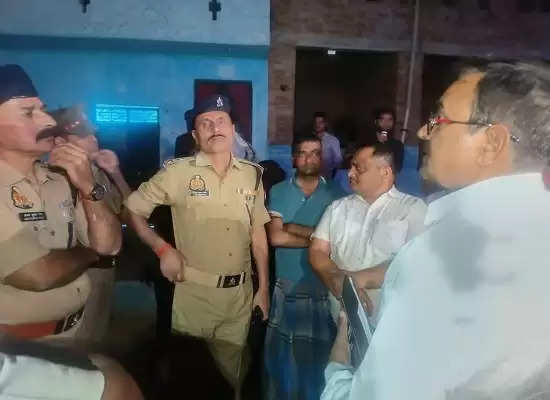 घर के बाहर सो रही महिला की कार से कुचल कर मौत, पुलिस कर्मियों पर आरोप