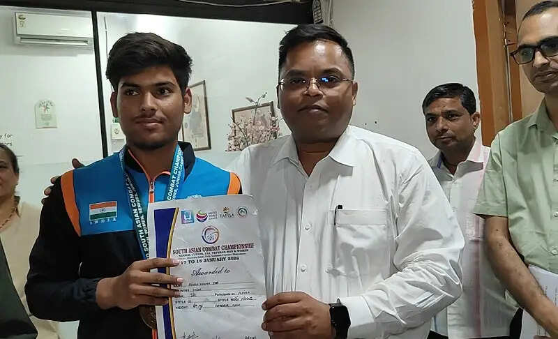 इंदौरः ग्रामीण पृष्ठभूमि के पहलवान आयुष झा ने जीता अंतरराष्ट्रीय गोल्ड, कलेक्टर से की मुलाकात