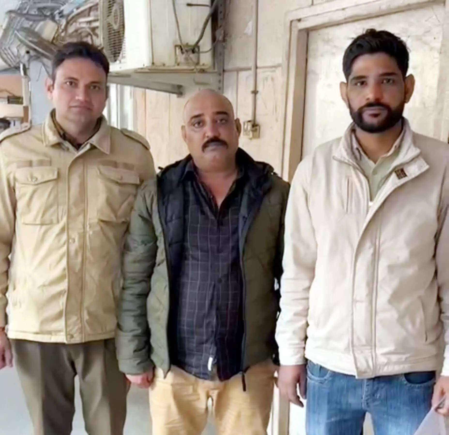 गुरुग्राम: इंडोनेशिया से लौटा अवैध शराब कारोबारी हवाई अड्‌डे पर काबू