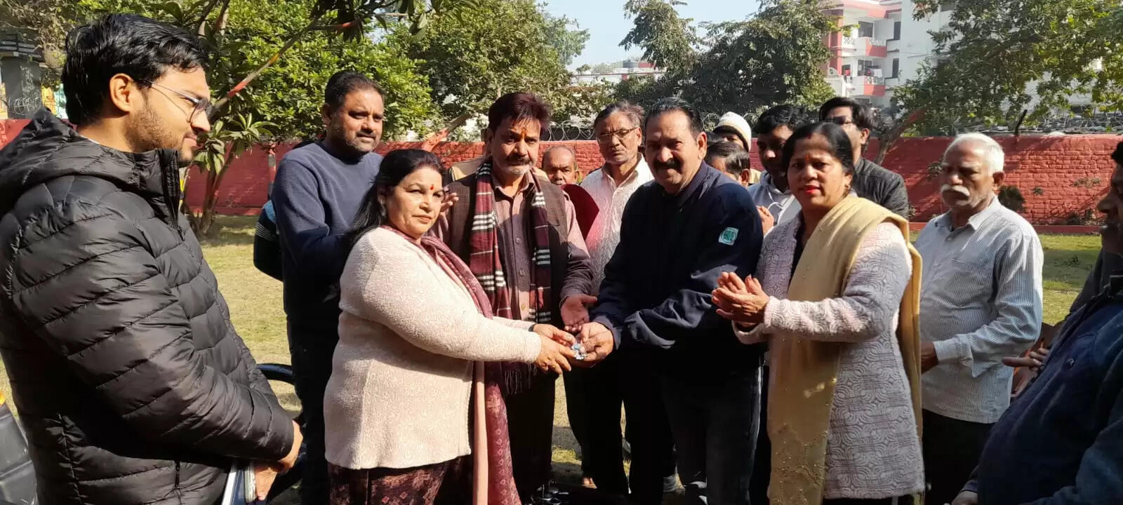 मेयर ने सौंपी 10 स्ट्रीट वेंडर्स को दुकान की चाबी