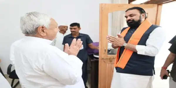 मुख्यमंत्री सम्राट चौधरी ने नीतीश कुमार से की मुलाकात