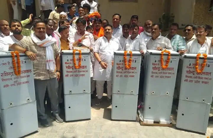 भीषण गर्मी में पेयजल व्यवस्था के लिए रविन्द्र जायसवाल ने वितरित किए आठ वाटर कूलर