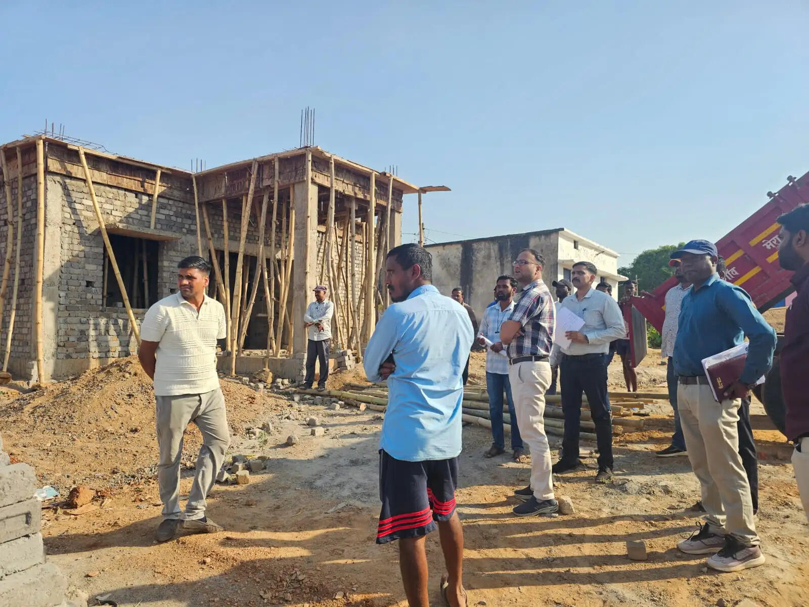 अंबिकापुर : जिला सीईओ ने किया विकास कार्यों का निरीक्षण, सचिव निलंबित और अधूरे आवासों पर अल्टीमेटम