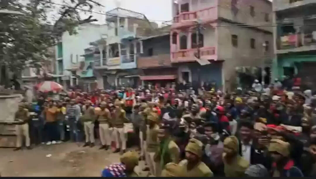 अतिक्रमण हटाने के तीसरे फेज में तुरकौलिया बाजार में चला प्रशासन का बुलडोजर