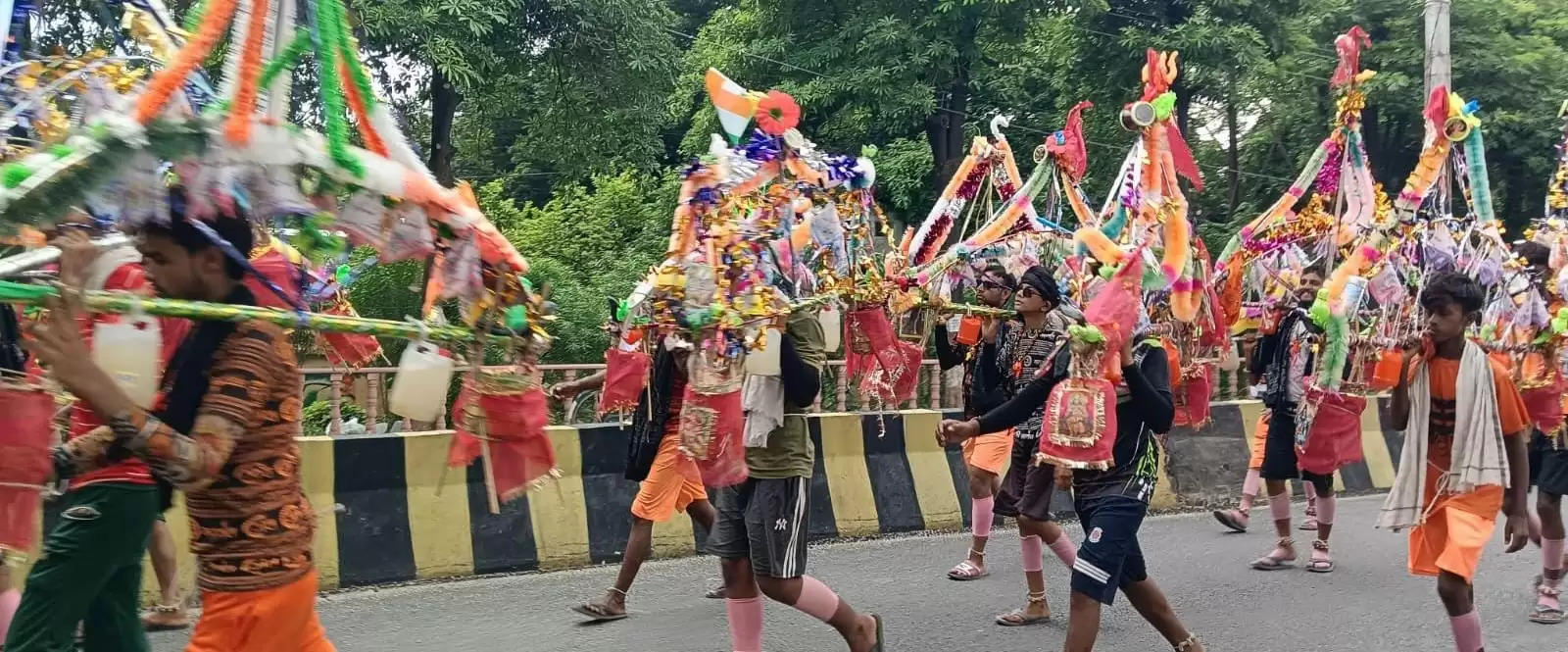 तीसरे सोमवार पर कांवड़ चढ़ाने के लिए मुरादाबाद पहुंचे सैकड़ों बेड़े