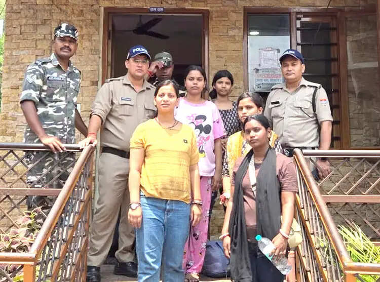 हर की पैड़ी पर खोए बैग और नकदी बरामद, बहनों के चेहरे पर लौटी मुस्कान