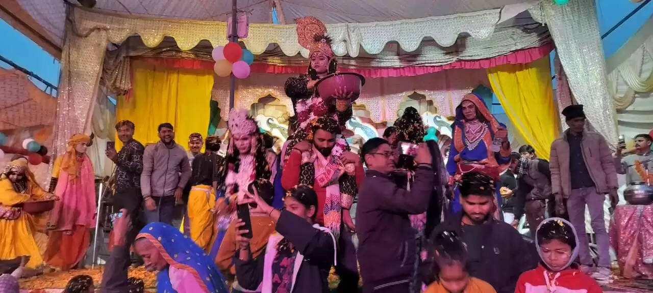 रासलीला कार्यक्रम के समापन पर खेली गई फूलों की होली